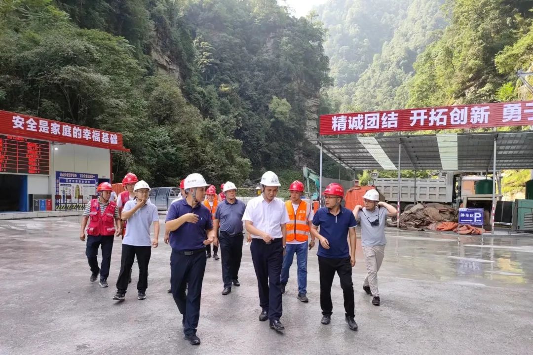 四川路橋黨委委員、紀(jì)委書記朱年紅赴宜金高速公路XJ6項(xiàng)目檢查指導(dǎo)工作